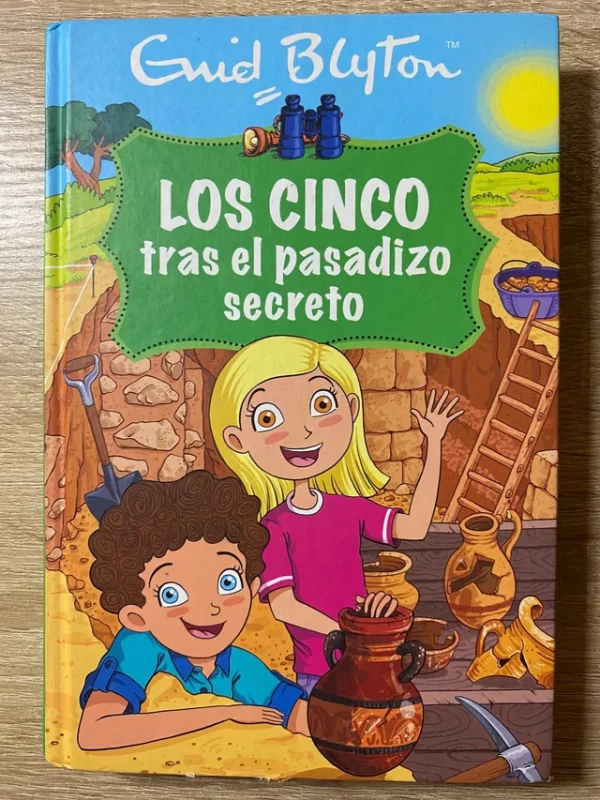 Los cienco tras el pasadizo secreto